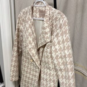 Banana Republic Beige and White Houndstooth Blazer